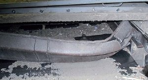 Überlastbruch in einer Brennstoffaufgabe, verursacht durch einen Fremdkörper